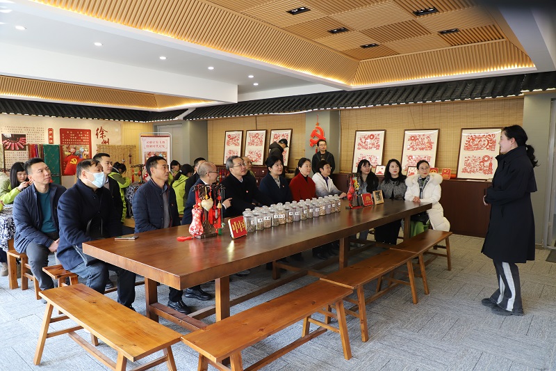 僑界巾幗心向黨·校企奮進新征程——三八婦女節主題黨日活動助力校企合作與人才發展 